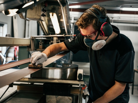 Wij zijn experts in het slijpen en vlak afwerken van vlakken en rondingen, zowel hol als bol. Onze gespecialiseerde slijpafdeling biedt diverse mogelijkheden voor het borstelen en slijpen van roestvrij staal. Met precisie zorgen wij voor een hoogwaardige afwerking van zowel vlakke als gekromde oppervlakken.