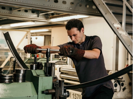 Wij hebben ruime ervaring in het walsen van zowel profielen als platen, en bieden maatwerkoplossingen voor diverse toepassingen. Of het nu gaat om handmatig of machinaal walsen, wij beschikken over een uitgebreid machinepark dat is afgestemd op verschillende materiaalsoorten, diktes en afmetingen.